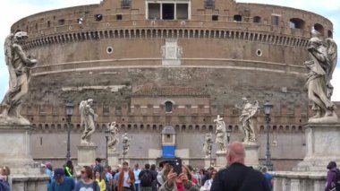 Turistler S. Angel köprüde Roma, 17 Mayıs 2018, hareketi. Yavaş mot.