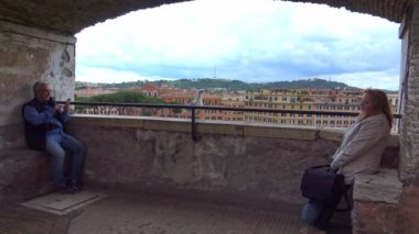 Roma. 17 Mayıs 2018. Turistler S. melek Kalesi: Panorama hayranım. Hızlı mot.