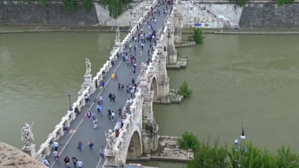2018年5月17日 天使城堡的游客的运动 汽车在街上和在桥上看到 — 图库视频影像