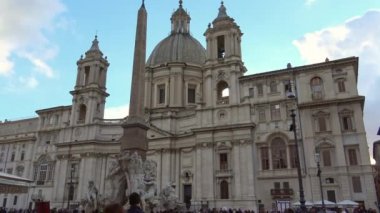 4k Roma, 16 Mayıs 2018, piazza Navona, cephe S.Agnese Kilisesi, 1672 tamamlandı. Zaman atlamalı