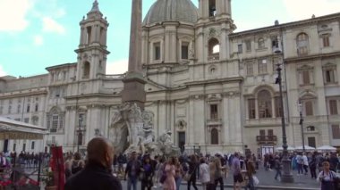 4k Roma, 16 Mayıs 2018, piazza Navona, cephe S.Agnese Kilisesi, 1672 tamamlandı.. 
