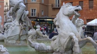 4 k Roma, 16 Mayıs 2018, piazza Navona, Neptün Çeşmesi, Zappal tarafından heykeller ve Della Bitta, 1878. Ayrıntıları görüntüle ve.