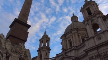 Roma, 16 Mayıs 2018, Piazza Navona, kilisenin s. Agnese ve dört ırmak Çeşmesi genel bakış.