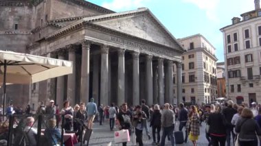 4 k Roma, Pantheon ve Rotonda Çeşme kare. Turist ziyaret.