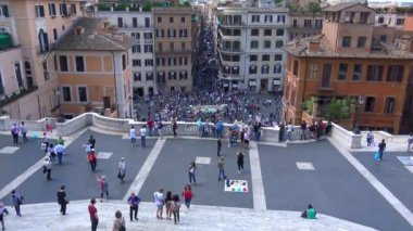 4 k İtalya, Roma, 16 Mayıs 2018, turist İspanya Plaza ve Monti Trinit merdivenlerde.