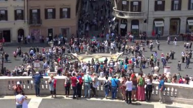 4 k İtalya, Roma, 16 Mayıs 2018, turist İspanya Plaza ve Monti Trinit merdivenlerde.