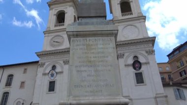 4 k İtalya, Roma, 16 Mayıs 2018, kilisenin görünümünü ve Monti Trinit dikilitaş.