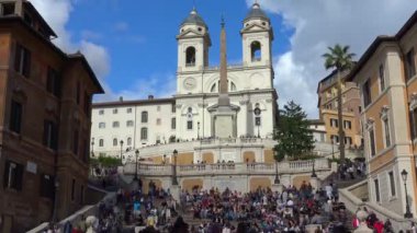 4 k İtalya, Roma, 16 Mayıs 2018, turist Trinit Monti merdivenlerde. Zaman atlamalı