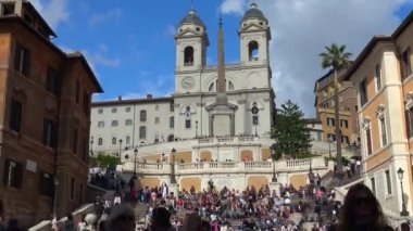 4 k İtalya, Roma, 16 Mayıs 2018, turist Trinit Monti merdivenlerde. Zaman atlamalı geriye dönük hareketleri ile.
