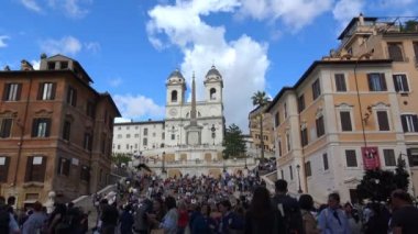 4 k İtalya, Roma, 16 Mayıs 2018, turist Trinit Monti merdivenlerde. Yakınlaştır