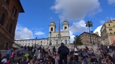 4 k İtalya, Roma, 16 Mayıs 2018, turist İspanya Plaza ve Monti Trinit merdivenlerde. Yakınlaştır