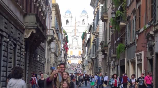 Itália Roma Maio 2018 Uma Família Turistas Faz Selfie Rua — Vídeo de Stock