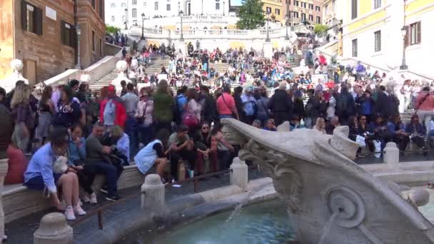 Rome May 2018 Tourists Fountain Piazza Spagna Stairs Trinit Monti — Stock Video