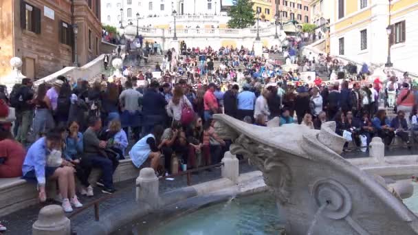 Trinit モンティの階段 スペイン広場の噴水での 2018 ローマ観光客 時間の経過 — ストック動画