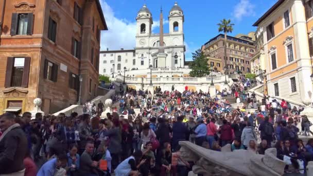 Roma Mayo 2018 Turistas Fuente Piazza Spagna Las Escaleras Trinit — Vídeos de Stock