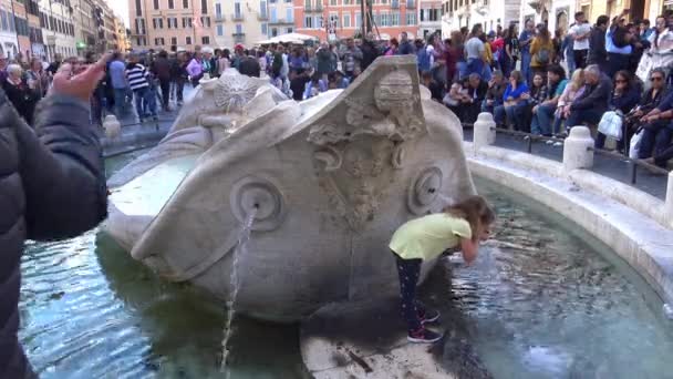 Roma Mayo 2018 Turistas Fuente Piazza Spagna Las Escaleras Trinit — Vídeos de Stock