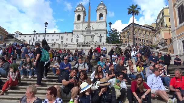 スペイン広場と Trinit モンティの階段にイタリア ローマ 2018 観光客に — ストック動画