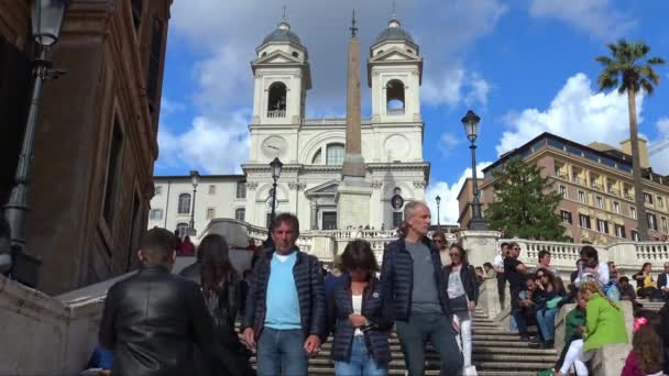 스페인 광장에서 그리고 Trinit의 몬티의 계단에서 이탈리아 2018 관광객 — 비디오