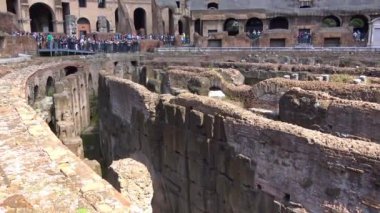 4 k İtalya, Roma, Colosseum. İç ve dış mimarileri görünümünü. Flavian amfitiyatro da bilinen Roma şehir merkezi bulunan dünyanın en büyük amfitiyatro olduğunu. 