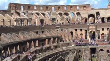4 k İtalya, Roma, Colosseum. İç ve dış mimarileri görünümünü. Flavian amfitiyatro da bilinen Roma şehir merkezi bulunan dünyanın en büyük amfitiyatro olduğunu.