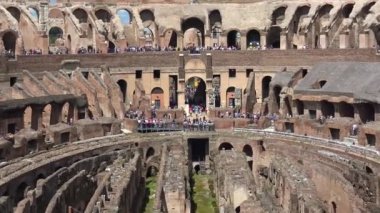 4 k İtalya, Roma, Colosseum. İç ve dış mimarileri görünümünü. Flavian amfitiyatro da bilinen Roma şehir merkezi bulunan dünyanın en büyük amfitiyatro olduğunu.