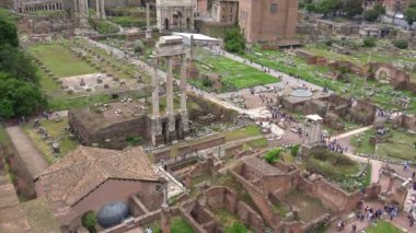 Roma, görünümü ve Kolezyum ve Konstantin Arch ile birlikte dünyanın en büyük ve en önemli arkeolojik kompleksi olan Roma Forumu kalıntıları ayrıntılarını