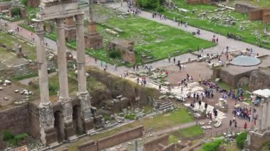 Roma, görünümü ve Kolezyum ve Konstantin Arch ile birlikte dünyanın en büyük ve en önemli arkeolojik kompleksi olan Roma Forumu kalıntıları ayrıntılarını