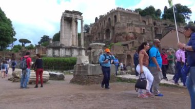 Roma, görünümü ve Kolezyum ve Konstantin Arch ile birlikte dünyanın en büyük ve en önemli arkeolojik kompleksi olan Roma Forumu kalıntıları ayrıntılarını