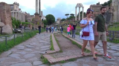 Roma, görünümü ve Kolezyum ve Konstantin Arch ile birlikte dünyanın en büyük ve en önemli arkeolojik kompleksi olan Roma Forumu kalıntıları ayrıntılarını