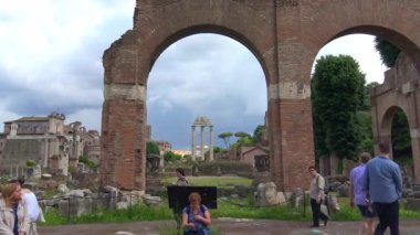 Roma, ayrıntıları görüntüle ve Kolezyum ve Konstantin Arch ile birlikte dünyanın en büyük ve en önemli arkeolojik kompleksi olan Roma Forumu kalıntıları. Zaman atlamalı