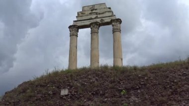 Roma, ayrıntıları görüntüle ve Kolezyum ve Konstantin Arch ile birlikte dünyanın en büyük ve en önemli arkeolojik kompleksi olan Roma Forumu kalıntıları. Zaman atlamalı