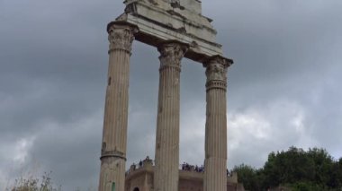 Roma, ayrıntıları görüntüle ve Kolezyum ve Konstantin Arch ile birlikte dünyanın en büyük ve en önemli arkeolojik kompleksi olan Roma Forumu kalıntıları. Zaman atlamalı