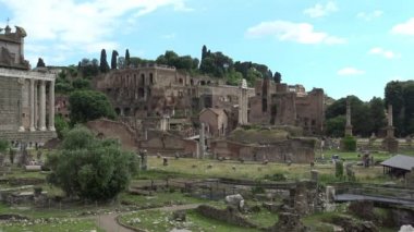 Roma, görünümü ve Kolezyum ve Konstantin Arch ile birlikte dünyanın en büyük ve en önemli arkeolojik kompleksi olan Roma Forumu kalıntıları ayrıntılarını
