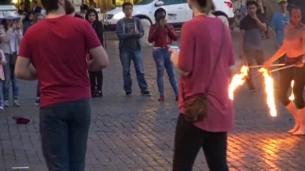 Rome Een Straat Kunstenaar Voert Voor Toeristen Het Piazza Van — Stockvideo