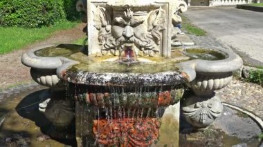Roma, Villa Borghese, Parkı kent merkezindeki caddeleri küçük bir çeşme.