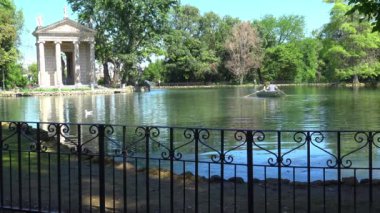 Roma, genç turist tekneleri ile Villa Borghese ve Esculapio Tapınağı, gölet.