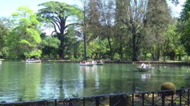 Roma, genç turist tekneleri ile Villa Borghese ve Esculapio Tapınağı, gölet.
