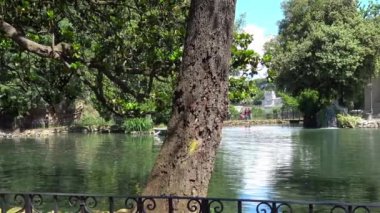 Roma, genç turist tekneleri ile Villa Borghese ve Esculapio Tapınağı, gölet.