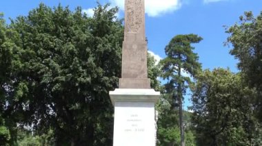 Roma, Pincio Villa Borghese içinde dikilitaş.