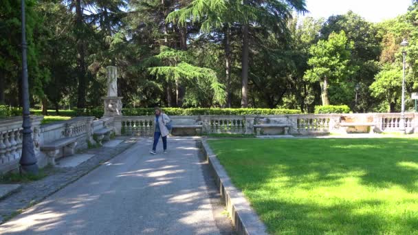 女性観光客 ローマ ヴィラ ボルゲーゼ公園 市内中心部の大規模な公園の道を賞賛します — ストック動画
