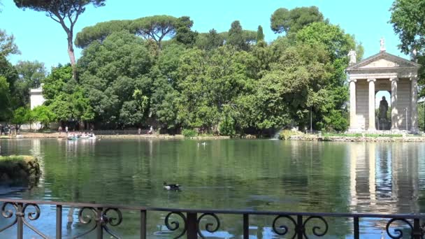 Roma Estanque Villa Borghese Templo Esculapio Con Barcos Turistas Jóvenes — Vídeos de Stock