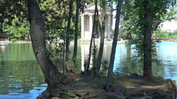 Esculapio 的池塘和寺庙 年轻的游客的小船 — 图库视频影像