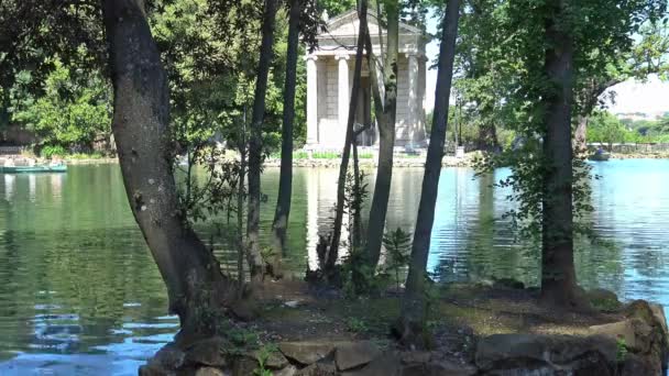 Roma Estanque Villa Borghese Templo Esculapio Con Barcos Turistas Jóvenes — Vídeos de Stock