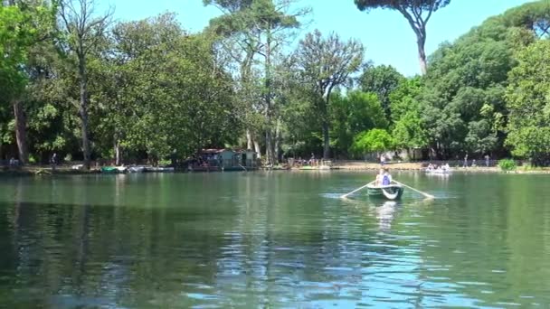 Roma Estanque Villa Borghese Templo Esculapio Con Barcos Turistas Jóvenes — Vídeos de Stock