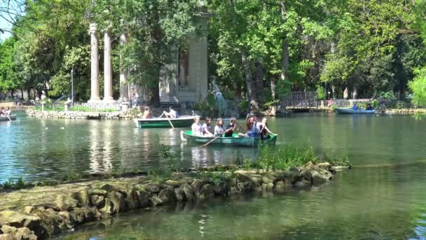 ローマ ボルゲーゼ公園と Esculapio 寺の若い観光客のボートが付いている池 — ストック動画