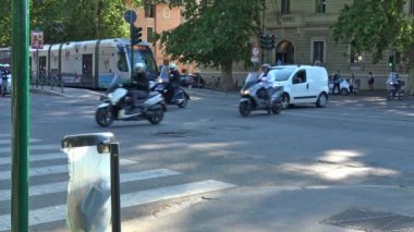 İtalya, Roma, insanlar, arabalar ve şehir merkezinde bir kesişme noktalarında tramvay yoğun geçiş. 