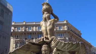 İtalya, Roma, ayrıntıları görüntüle ve 1643 yılında G.L.Bernini tarafından inşa Triton çeşme. Barberini yerde bulunur