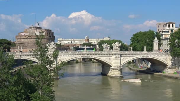 Італії Рим Панорама Вітторіо Емануеле Моста Через Річку Тибр Замку — стокове відео