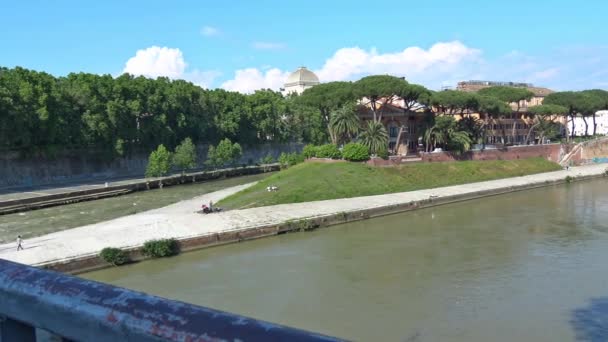 Italia Roma Isla Tiberina Vista Desde Puente Garibaldi Pan — Vídeo de stock
