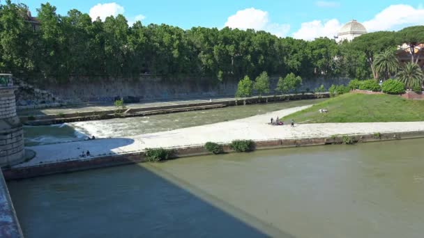 Italia Roma Isla Tiberina Vista Desde Puente Garibaldi — Vídeos de Stock